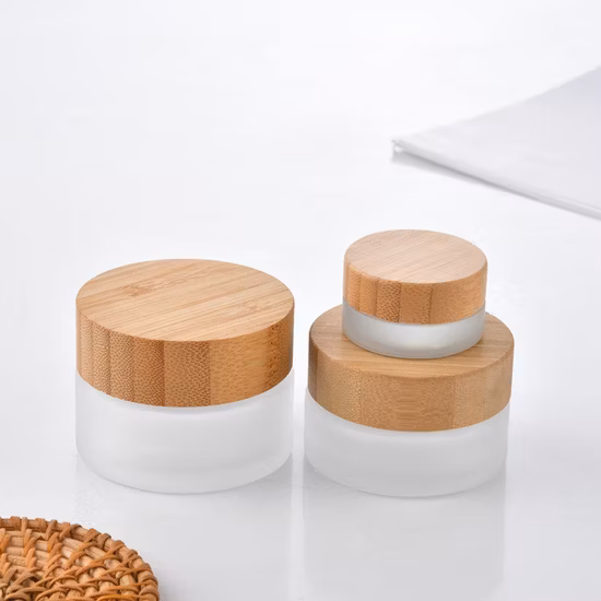 Versandfertige Produkte: 50-g-Milchglasdose, Kosmetikbehälter, Glasflasche mit niedrigem Mindestbestellwert, OEM-ODM-Cremeflasche mit nachhaltigem Bambus-Kunststoffverschluss